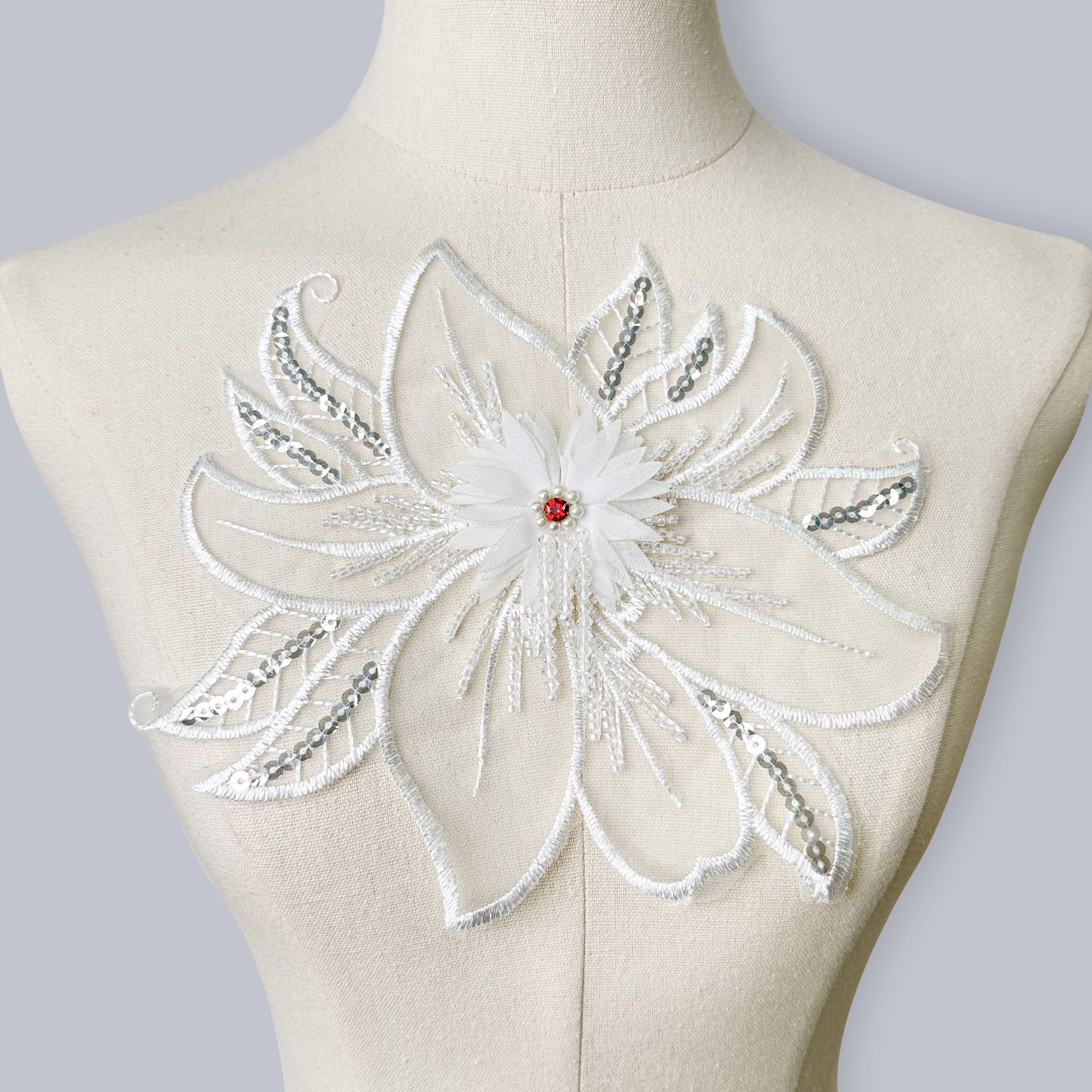 Cuentas de clavado blanco hechas a mano flor tridimensional sequinado cuentas calcomanías tela de pecho pegado vestido de boda vestido decoración image 3