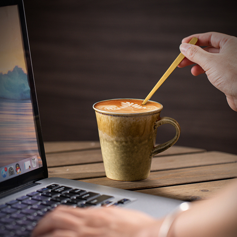 レトロな陶磁器のコーヒーカップの創意的な窯は耳のマグカップのシンプルな家庭用カップの事務カップの粗い陶器の濃縮のコップがあります。|undefined