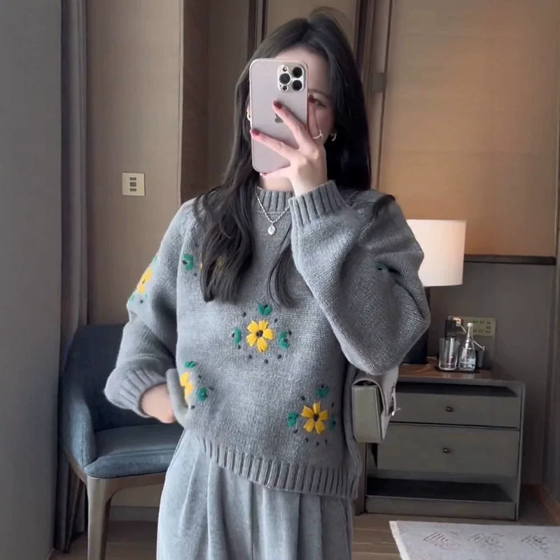 Cute and casual style, handmade crochet sweater for women, soft and comfortable, loose-fitting, round neck, knitted sweater, long-sleeved pullover, suitable for petite figures, for autumn and winter Cute and casual style, handmade crochet sweater for women, soft and comfortable, loose-fitting, round neck, knitted sweater, long-sleeved pullover, suitable for petite figures, for autumn and winter