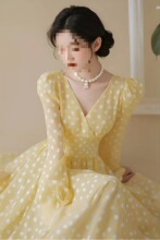 法式黄色波点雪纺连衣裙新款女早秋穿搭气质超好看长裙子