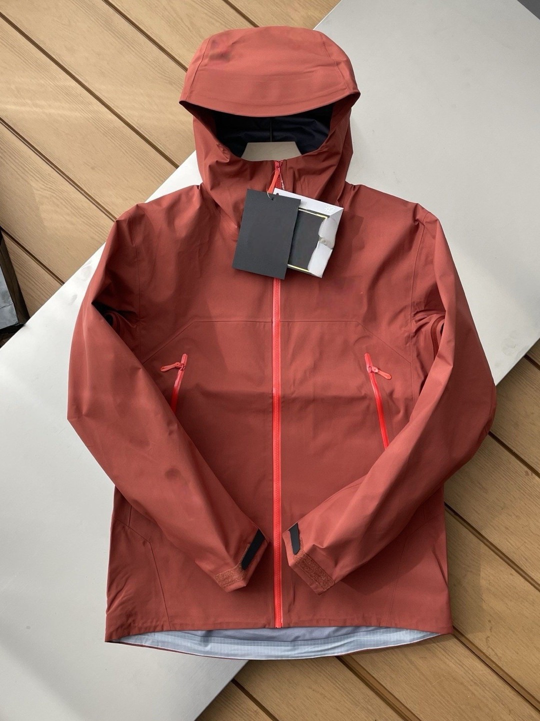 La nueva chaqueta de una sola capa de la serie BETA SL de la familia de los pájaros, la carcasa dura de goma con desbordamiento completo, a prueba de viento e impermeable para hombres y mujeres