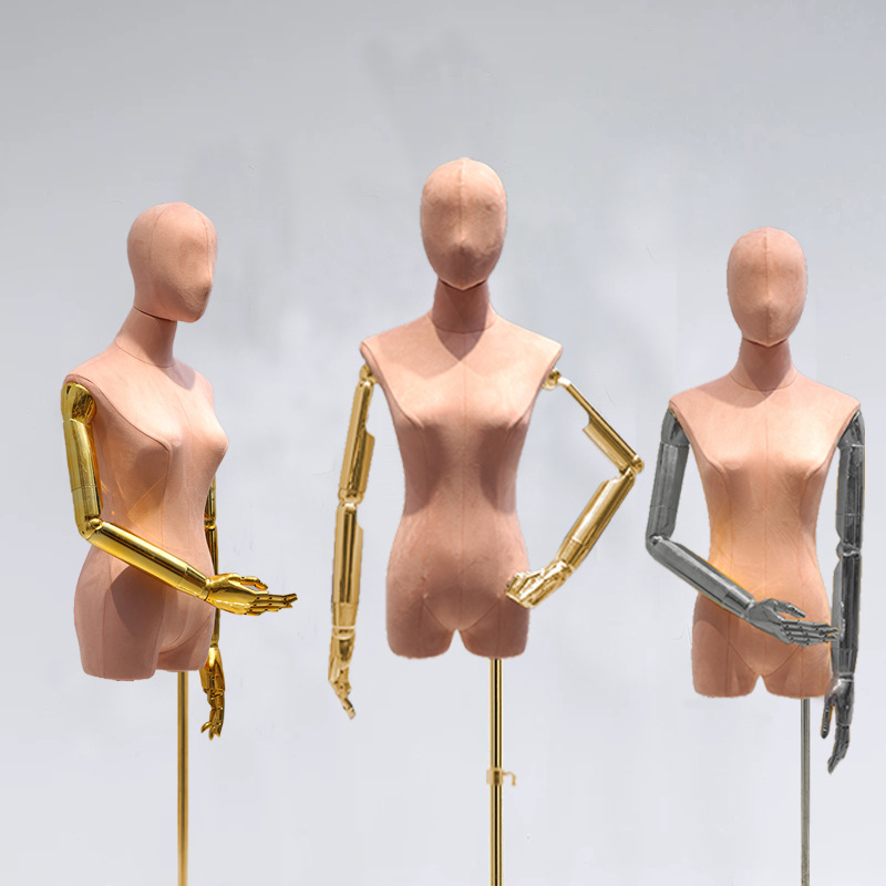 Modelo de ropa de mujer accesorios tienda de ropa de seda rosa modelo de mujer de tela de tela de tela de pantalla de ventana maniquí estante de exhibición