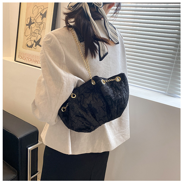 Simple Fashion Folds Underarm Messenger Cloud Shape Bag Wholesale Nihaojewelry display picture 6