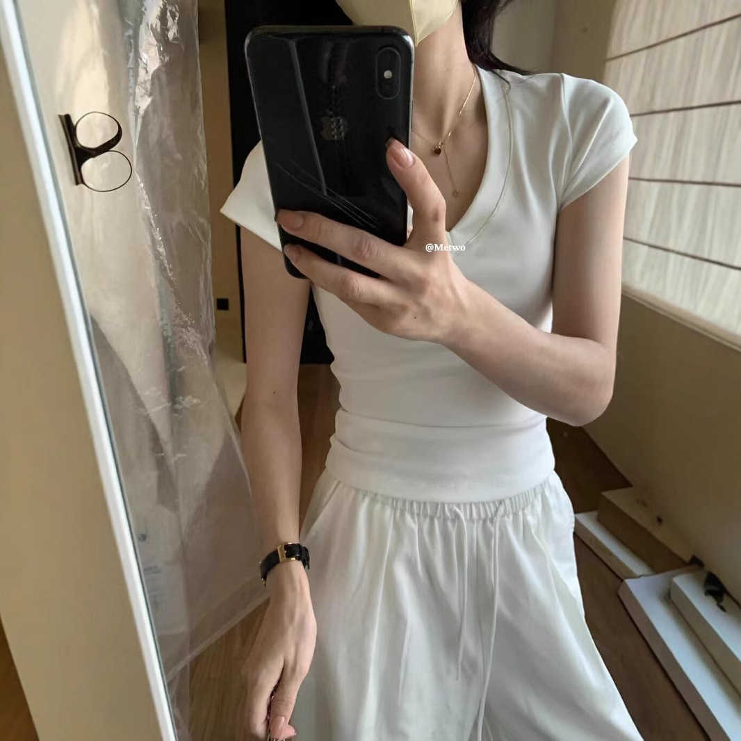 Hers 2025 verano delgado estilo minimal elástico delgado y agradable para la piel todo fósforo con cuello en V camiseta de manga corta top de mujer 20915