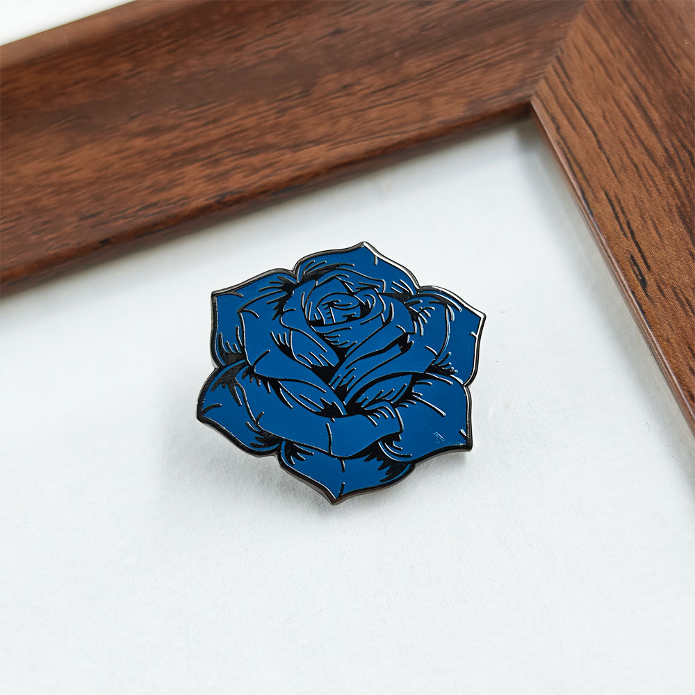 Blue Rose Skull Metal Brooch American Tattoo Style Enamel Pin Dark Gothic Niche Clothing Badge