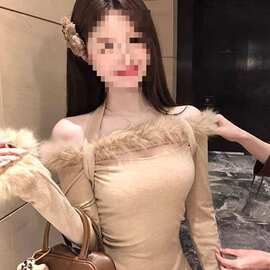 纯欲风狐狸毛拼接挂脖长袖T恤女春季别致修身露肩内搭上衣