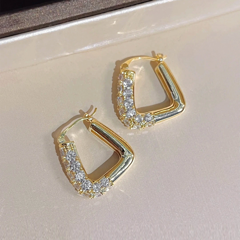 Un par de pendientes doradas