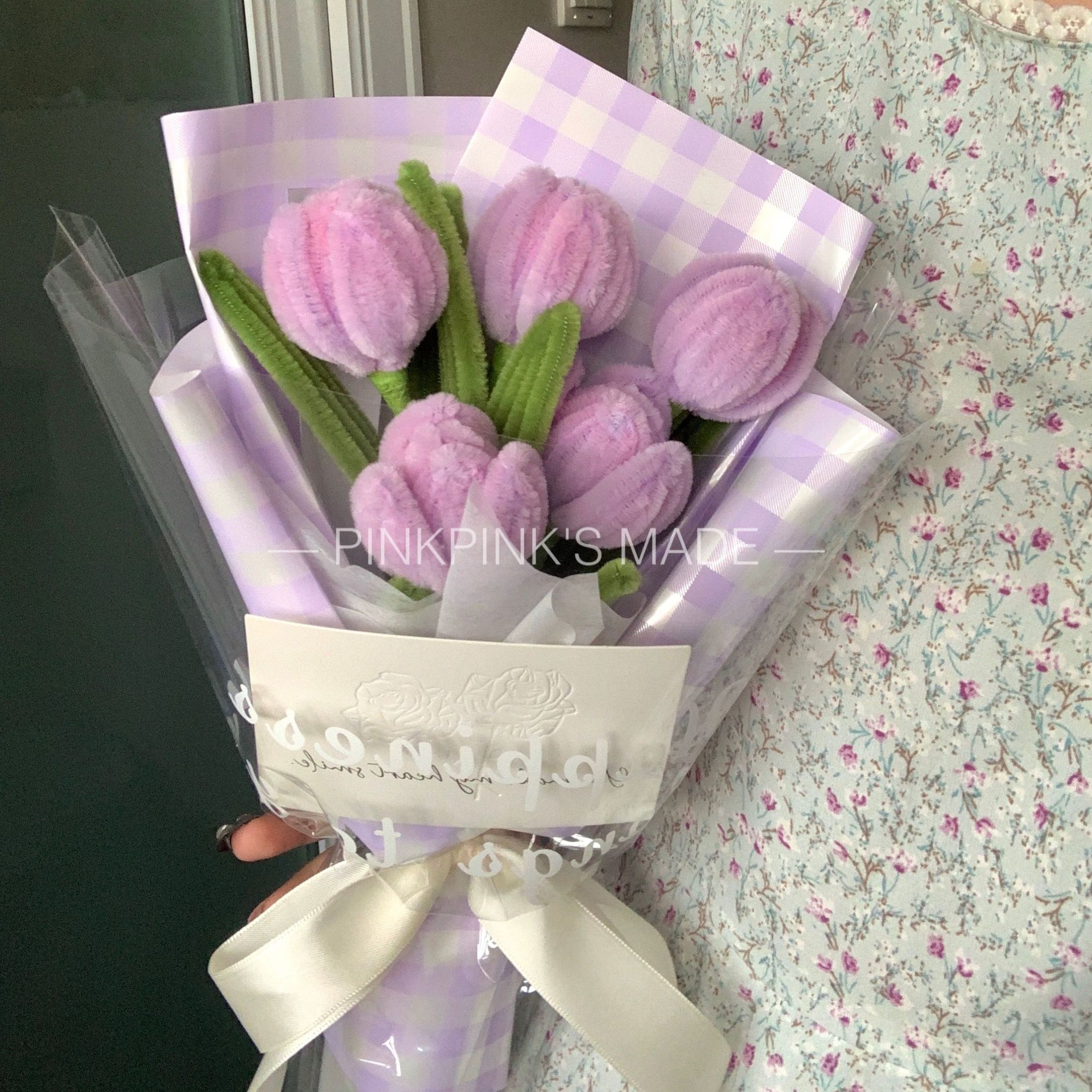 꼬인 꽃 다섯 보라색 튤립 보라색 격자 무늬