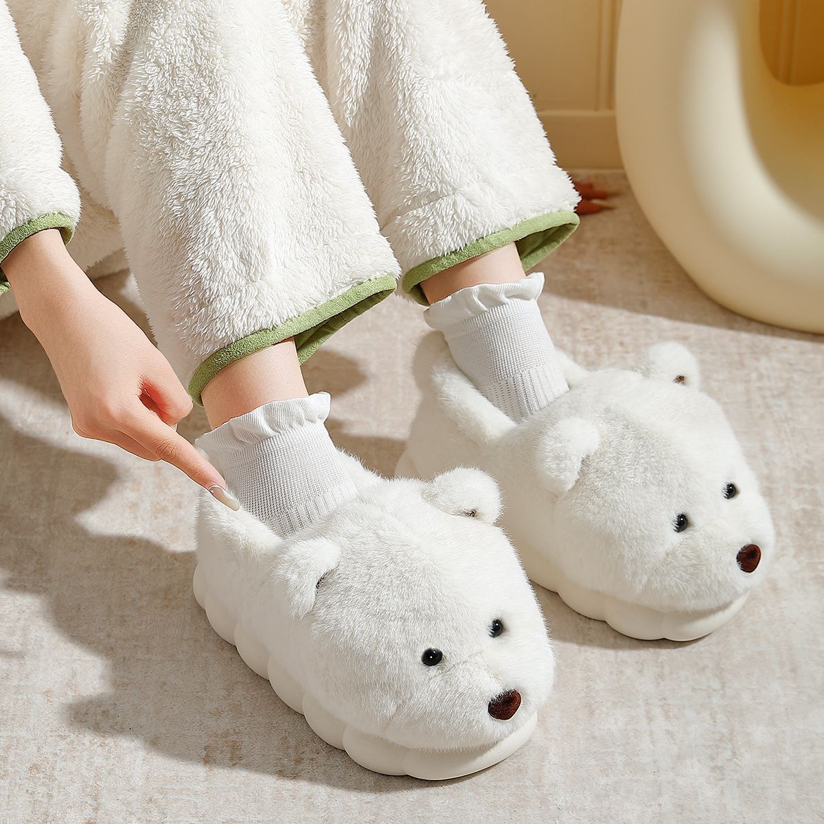 Zapatillas de algodón de oso para mujeres otoño invierno 2024 nuevo interior antideslizante caseras cálidas parejas lindos zapatos de algodón de peluche para mujeres