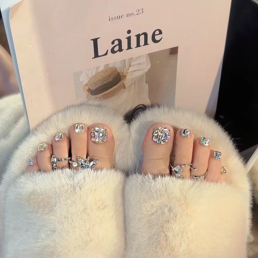 Yiyi Dance, uñas vestidas a mano, parches de ins blancos con temperamento de diamantes, uñas de pies de verano, luz de producto terminado barata popular