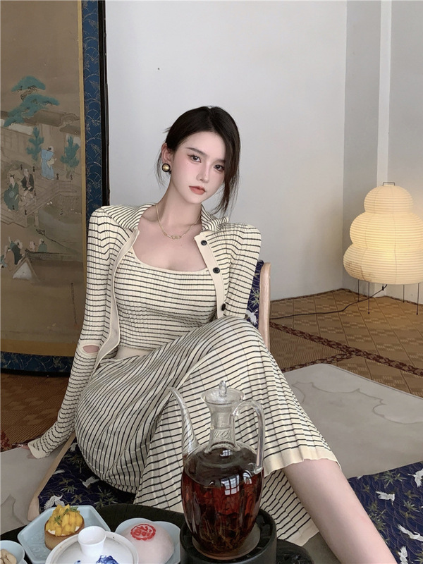 【现货】减龄搭配一整套女气质温柔风条纹针织上衣半身裙三件套装|undefined