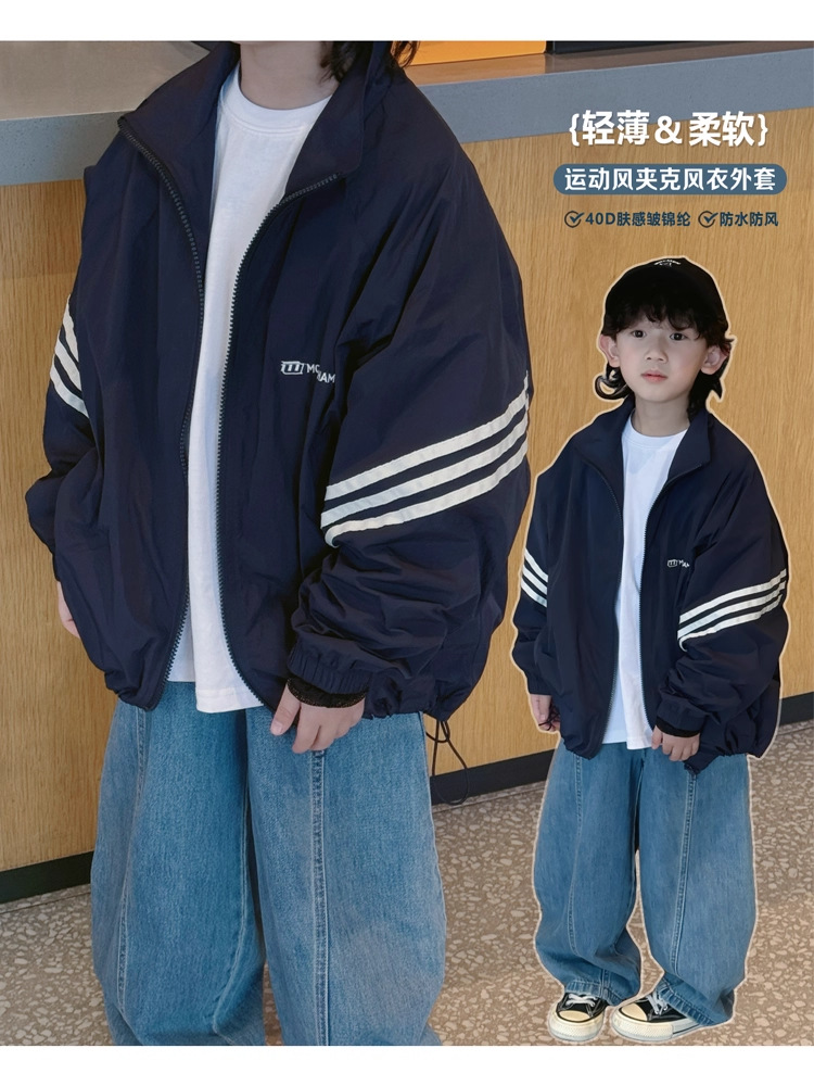 Ropa infantil otoño de 2025 nuevo estilo para niños, niños de tamaño mediano, estilo coreano, chaqueta de cuello vertical con rayas de color contraste, ropa de asalto para niños