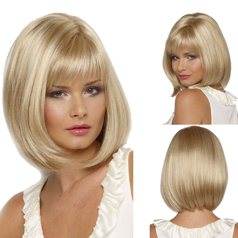 Synthetische Perücke für Damen, kurzes Haar mit geradem Pony, hellgoldener Wellenkopf_voghion.com