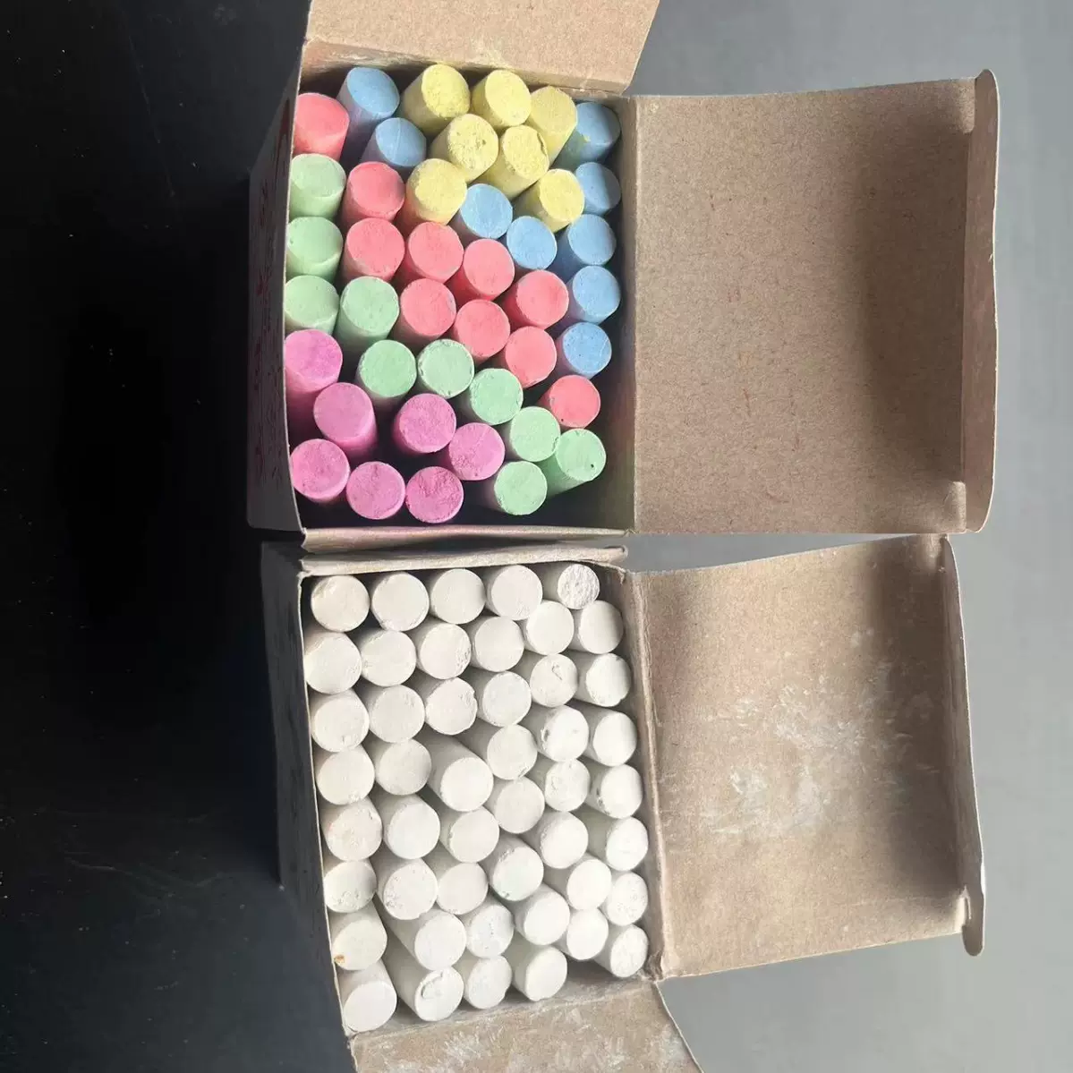 厂家生产彩色白色粉笔50支装粉笔12支装碳酸钙粉笔无尘粉笔硫酸钙