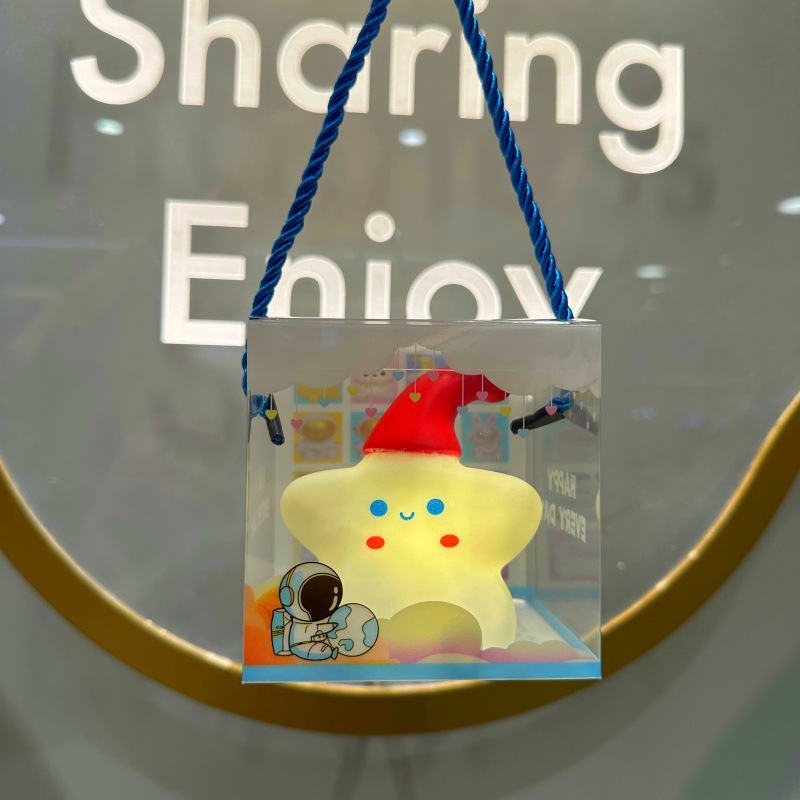 별 다섯 개짜리 빨간 모자 + 우주 비행사 선물 상자