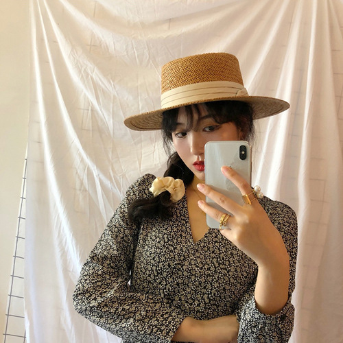 Internet-famous flat-top straw hat for women—summer fashion beach hat, sunshade, retro flat-brim hat, fresh and cute top hat.