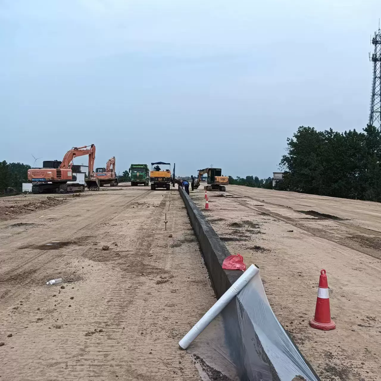 厂家供应 大型混凝土滑模机 一次成型 水渠路面多功能摊铺机