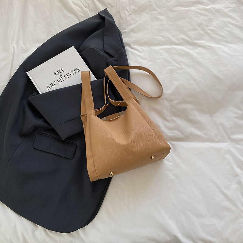Bolso bandolera mujer elegante con textura litchi de moda_voghion.com