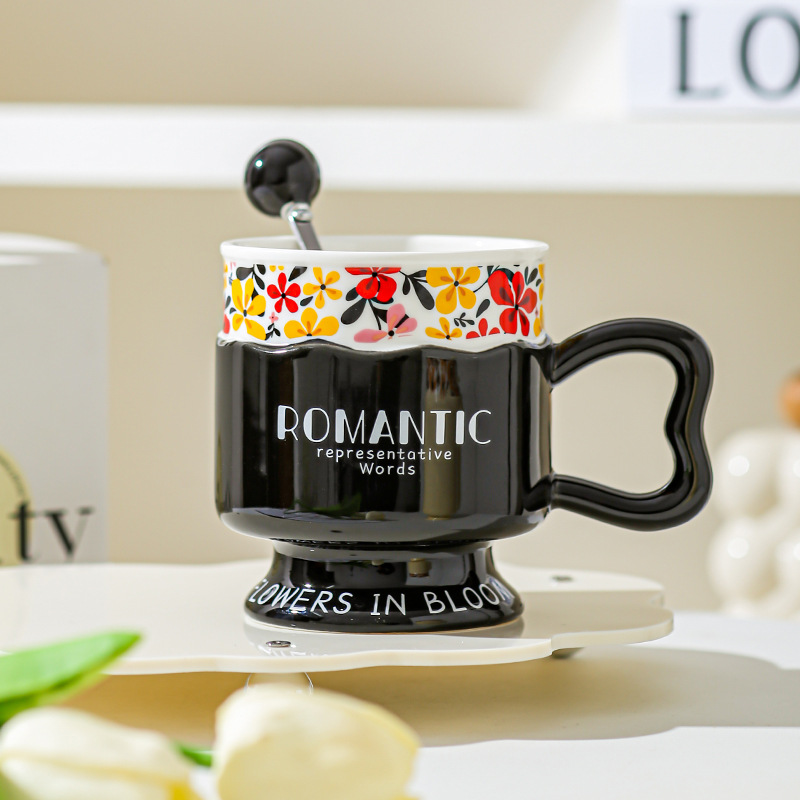 Taza de pie alto retro taza de marca de lujo ligera pareja de cerámica europea taza de leche regalo para mujeres de alto valor facial taza de agua