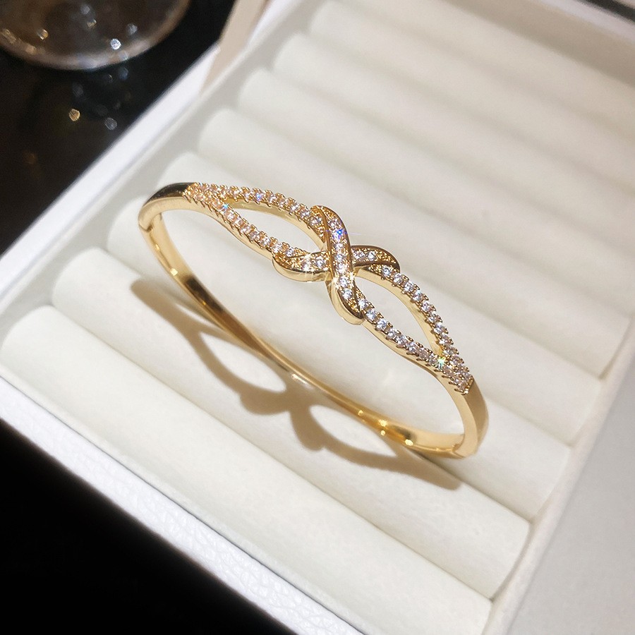 Pulsera Abierta con Letras Incrustadas de Diamantes y Baño de Oro Real, Pulsera Versátil de Nicho, Nuevo Modelo 2026, Joyería de Lujo Ligero de Alta Gama para Mujer