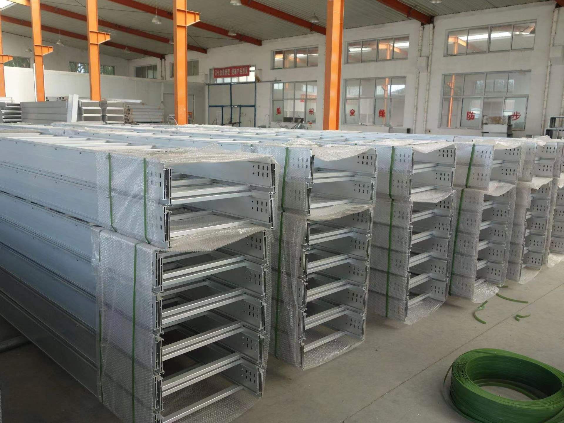 江苏徐州厂家直供批发镀锌梯式桥架大跨距线槽热浸锌防火喷塑槽式