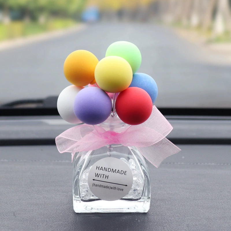 Автомобильная бутылка с ароматом украшает ювелирные изделия на приборной панели внутри автомобиля