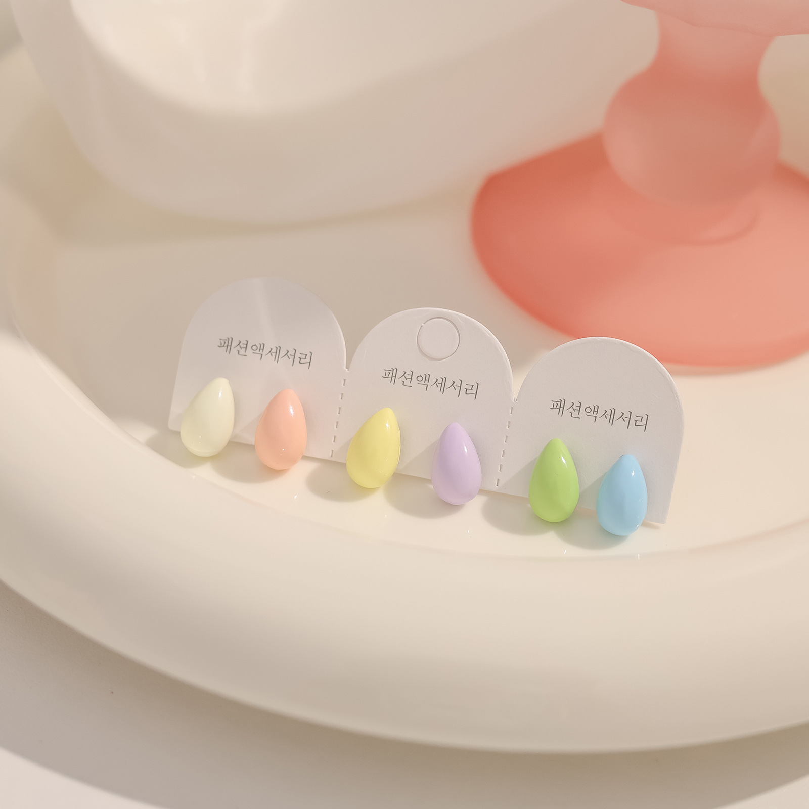 Juego de pendientes de aguja plateados, sencillos y compactos para mujer, pendientes geométricos en forma de corazón, bonitos, dulces y versátiles, venta al por mayor para puestos de mercado