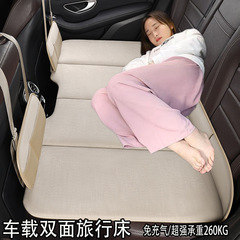 車の中で折り畳み式のマットレスの後に車の旅行ベッドを並べて携帯します。車の中で寝ます。
