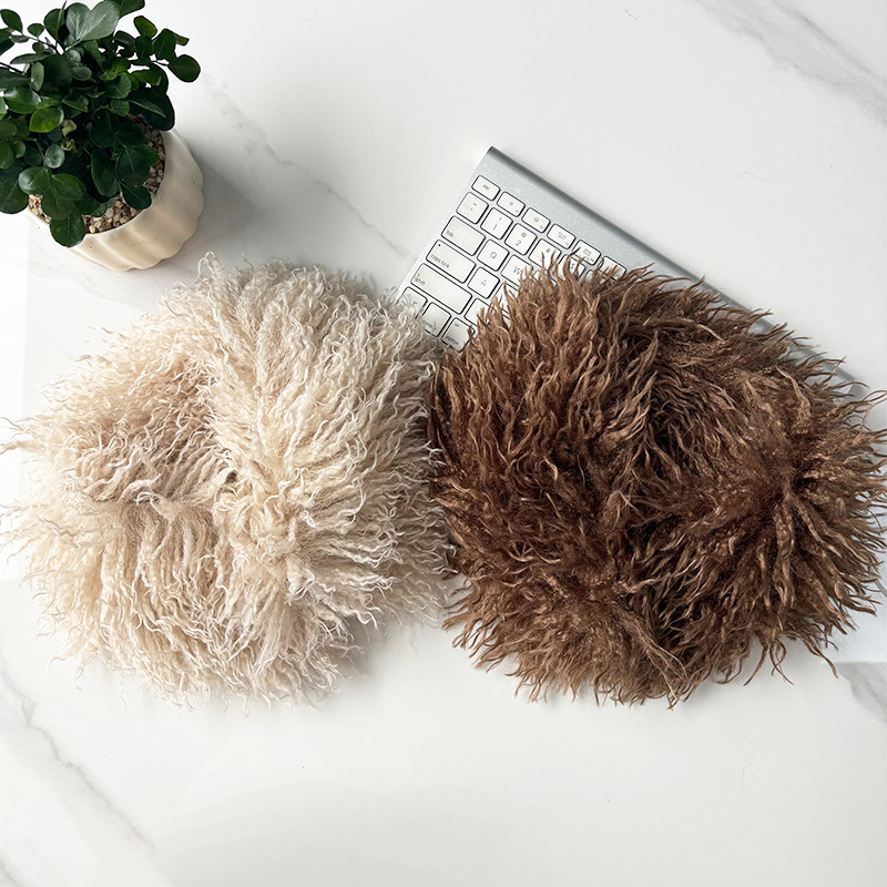Short faux sheepskin neck warmer for women in winter, versatile and stylish, double-sided furry scarf, warm and thick with magnetic clasp