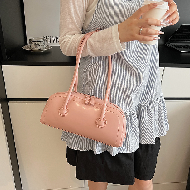 High-end nicho de moda bolso de hombro de mano para mujeres 2025 verano nuevo estilo simple bolso de viaje de palo bolso debajo de la axila