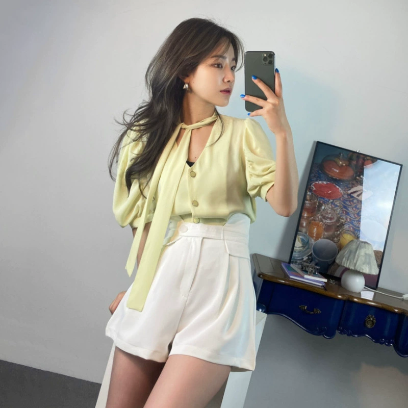 В наличии рубашка в корейском стиле на шнуровке с пышными рукавами + дизайнерские нишевые утягивающие широкие брюки, повседневные шорты
