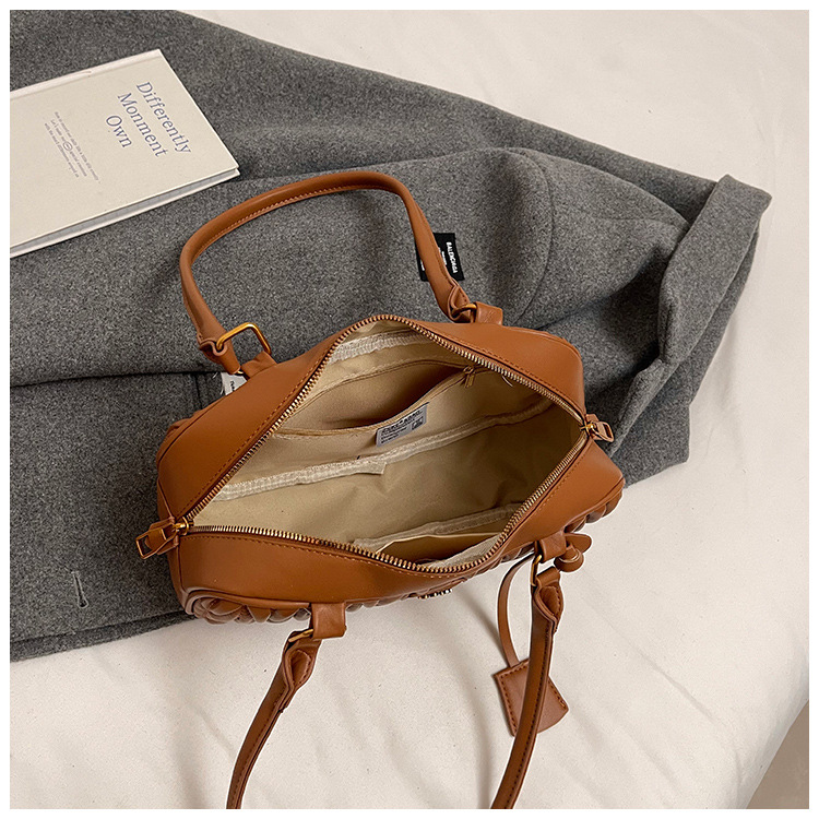 Retro bag for women, large capacity, new 2024 autumn and winter versatile, niche design, single-shoulder underarm bag, commuting pillow bag undefined