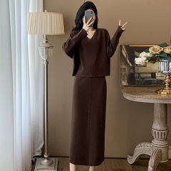 美德拉は高級感のあるファッションスーツを着ています。