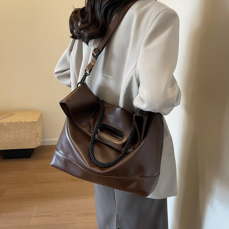 Bolso Tote de viajero de cuero suave marrón retro simple para mujer 2024 bolso de oreja plegable de gran capacidad Bolso bandolera de estilo occidental para mujer