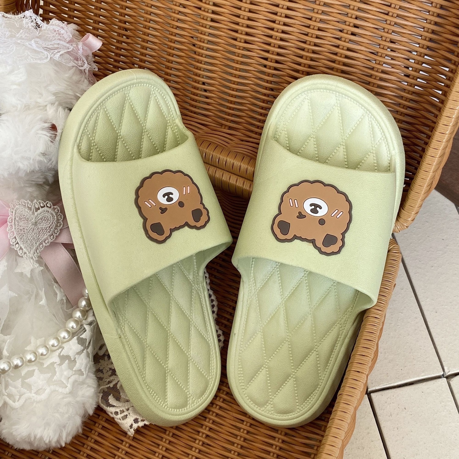 2024 nuevas zapatillas de moda de verano para mujeres coreanas aumentan la parte inferior gruesa antideslizante y resistente al desgaste, zapatillas frías