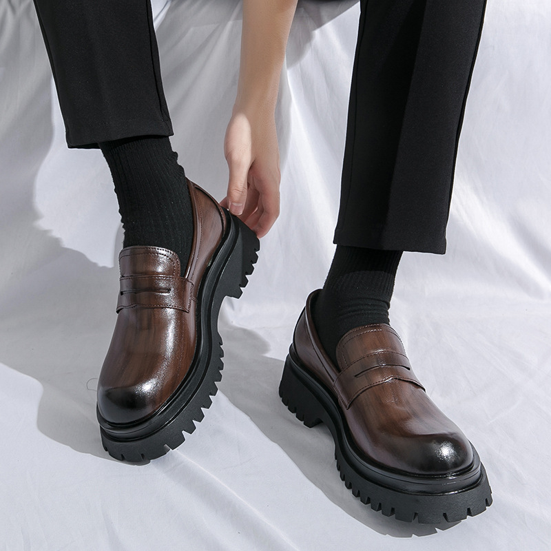 Nuevo estilo transfronterizo Four Seasons Zapatos Lefu de un pie Zapatos de aumento de altura de suela gruesa Zapatos de cuero de estilo británico casuales para hombres de moda negra