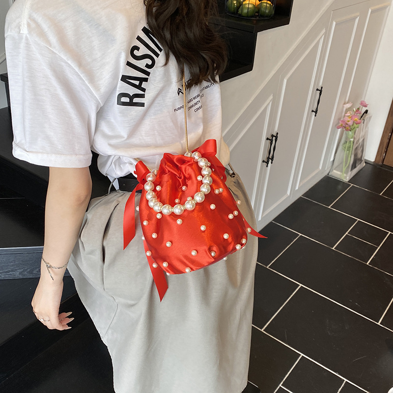 Elegante Damen Handtasche Aus Plissee Seide Mit Perlenkette_voghion.com