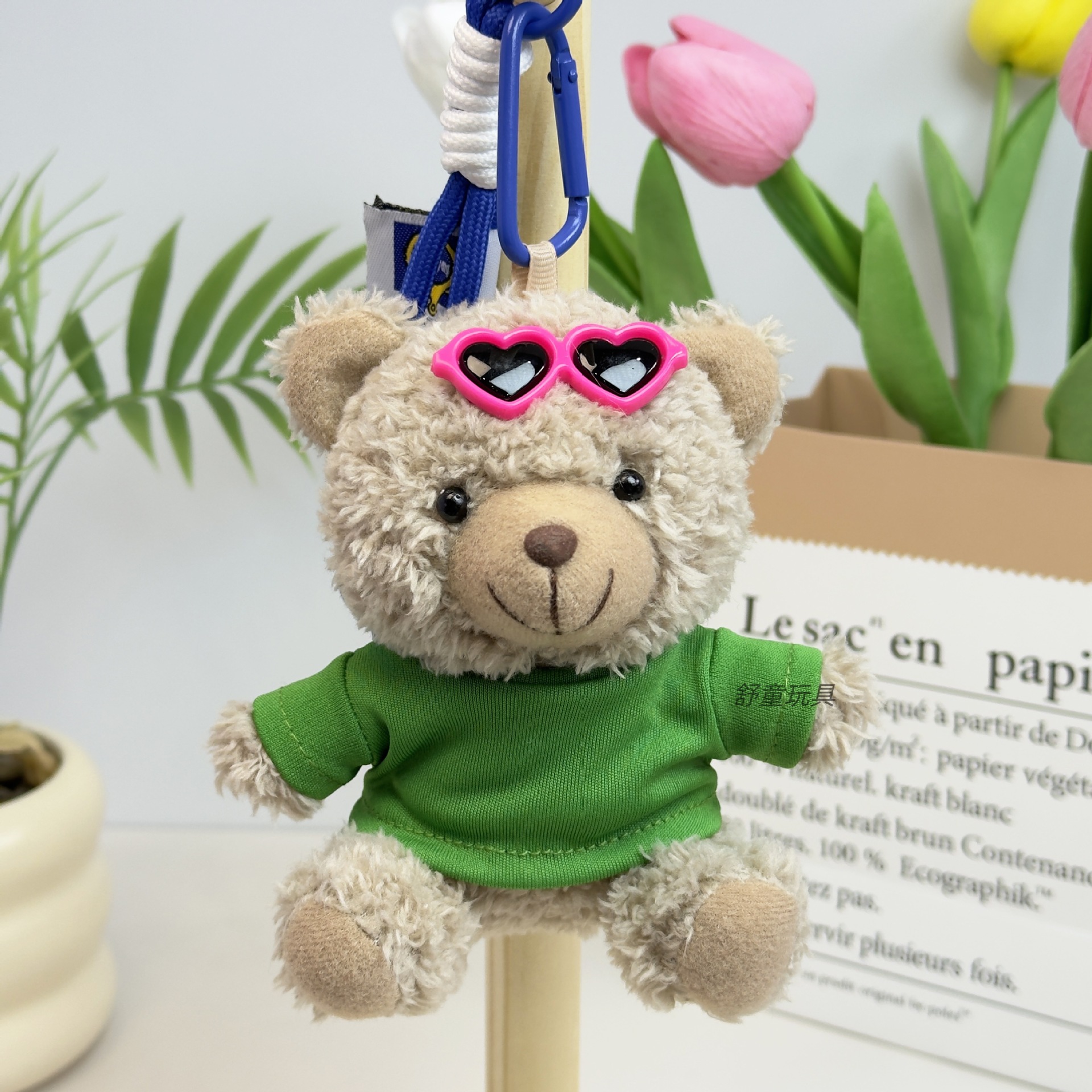 Oso con gafas de camiseta verde
