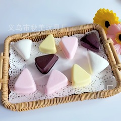 新品东南亚热卖湿软粘手奶香小三角蛋糕解压玩具捏捏乐颜色随机