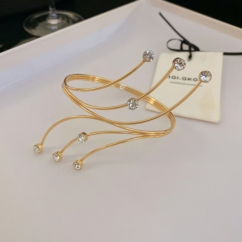 Pulsera plisada irregular de metal estilo europeo y americano fresco elegante pulsera personalidad de alto grado de lujo ligero pulsera al por mayor femenina