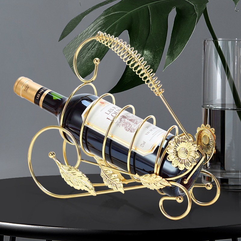 軽くて豪華な風の金色の酒の箱はワインの棚を飾ってワインの棚のワインの杯の棚を並べます。|undefined