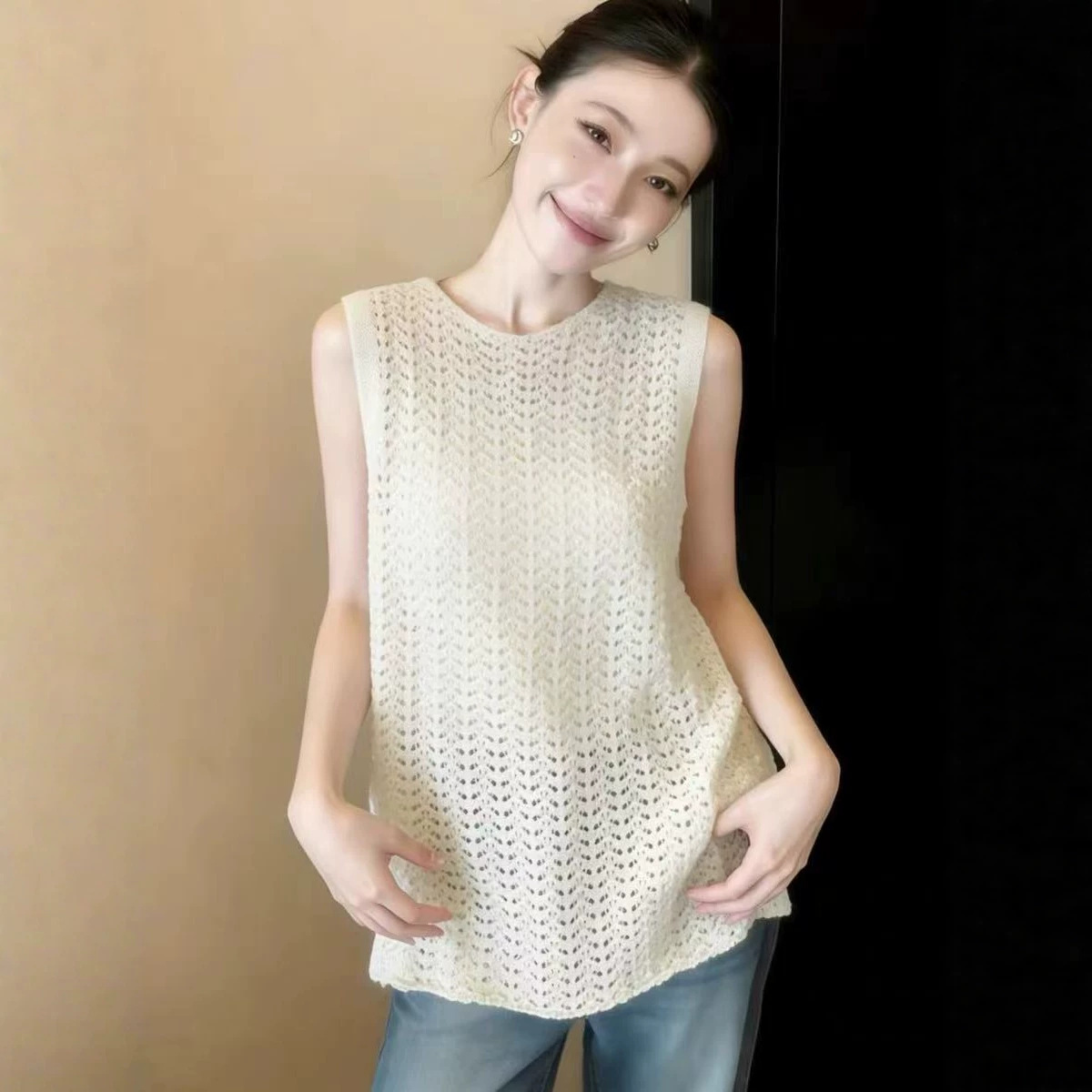 Áo thun nữ cổ tròn chạm rỗng không tay dáng rộng phong cách Hàn Quốc — màu trắng chi tiết 3