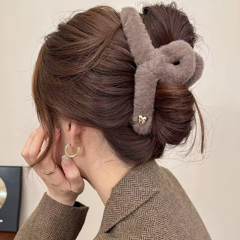 2026秋冬ミンクファー毛皮ヘアクリップ、高級感のある後頭部用大型シャーククリップ、ハート型キラキラ輝くダイヤモンド付き毛皮ヘアクリップ