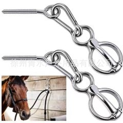 アマゾンの国境を越えて馬具用品を販売している馬小屋をつないで簡単なロープをつないでいる