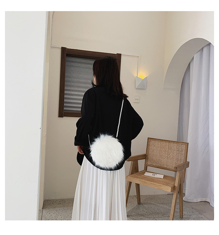 Women's Small Autumn&winter Plush Solid Color Basic Round Zipper Shoulder Bag Circle Bag display picture 2