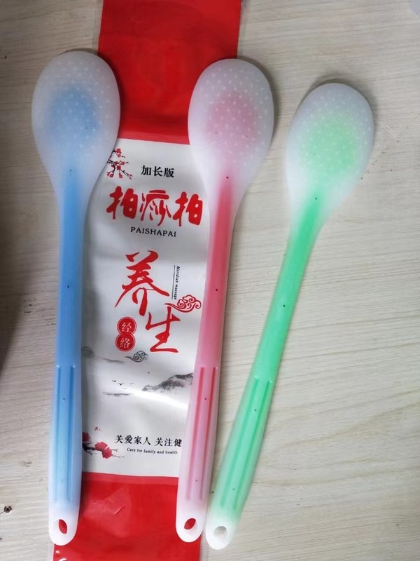 板をたたいて棒を打ちます。シリカゲルのマッサージ棒をたたいて、背中をたたいてください。|undefined