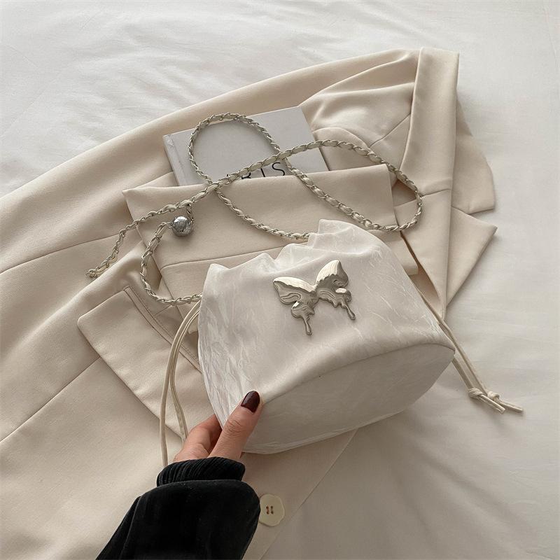 2024 nuevo estilo de moda coreano de este año popular bolso de cadena nicho de diseño de mariposa bolso de cubo