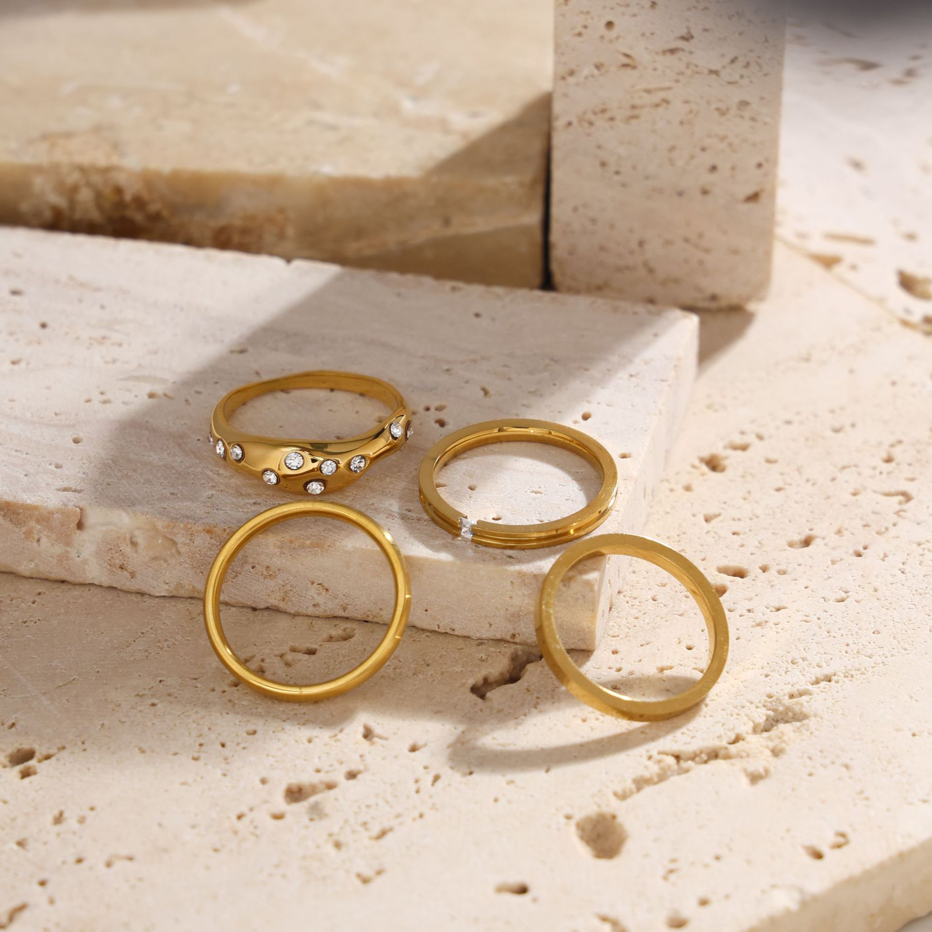 Anillo de acero inoxidable de oro de 18 quilates, diseño de nicho femenino, joyería de moda para mujeres, anillo de acero de titanio universal