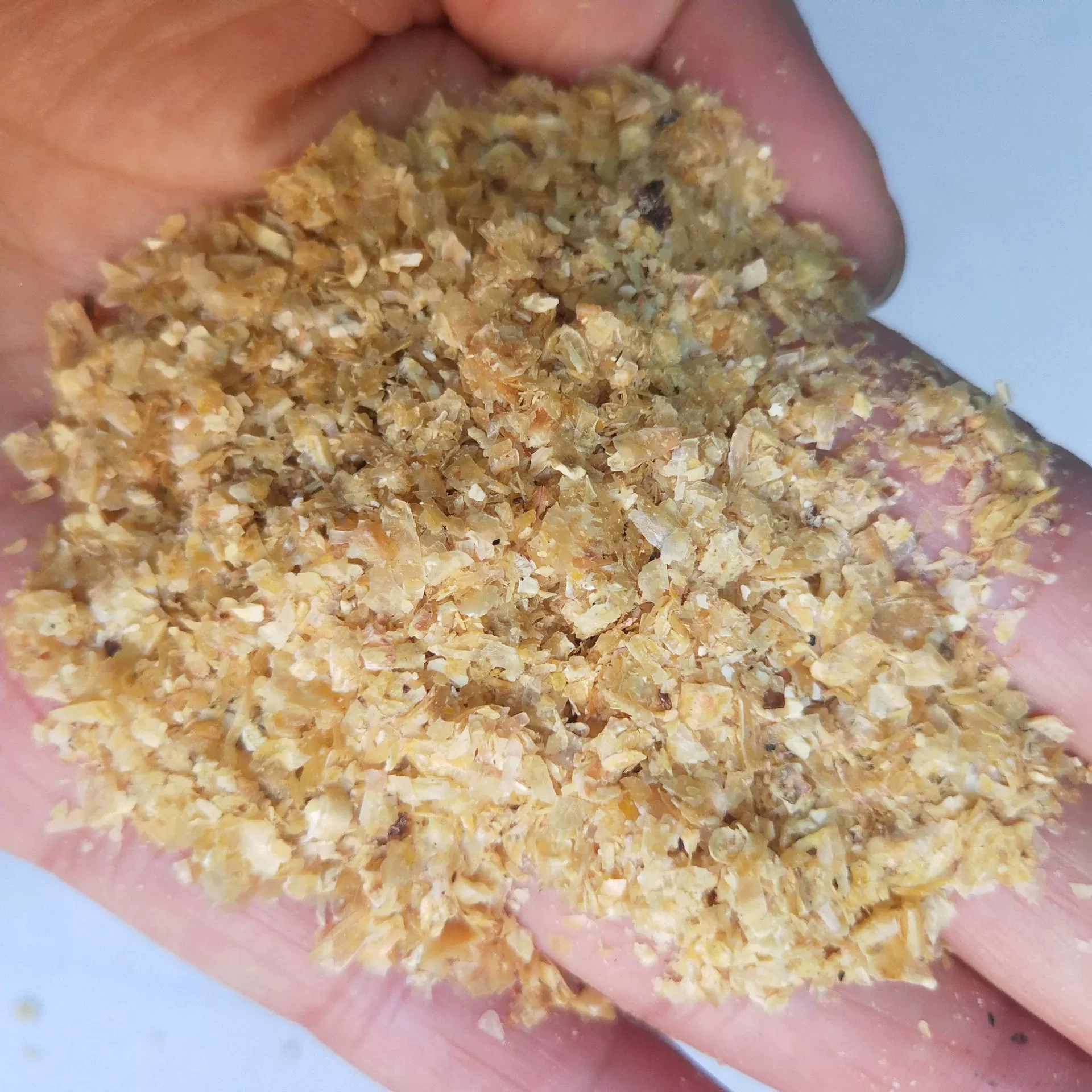 Готовый к использованию корм из белой кукурузной шелухи без спрей-покрытия для разведения, с добавлением грубых волокон для улучшения вкусовых качеств корма.