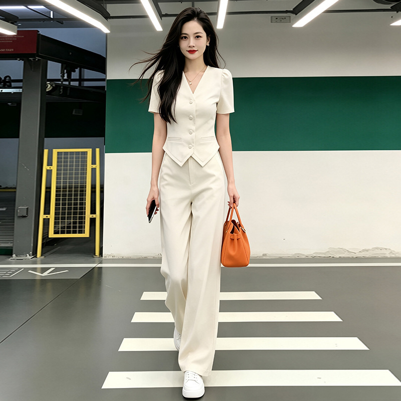 Casual Short-Sleeved V-Neck Suit for Women, Summer Fashion Slim-Fit Short Top and Wide-Leg Pants Two-Piece Set for Petite Women